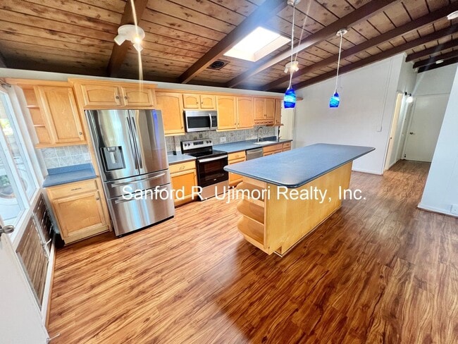 2407 Komo Mai Dr in Pearl City, HI - Building Photo - Building Photo