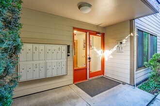 Southwind Apartments in Seattle, WA - Building Photo - Interior Photo