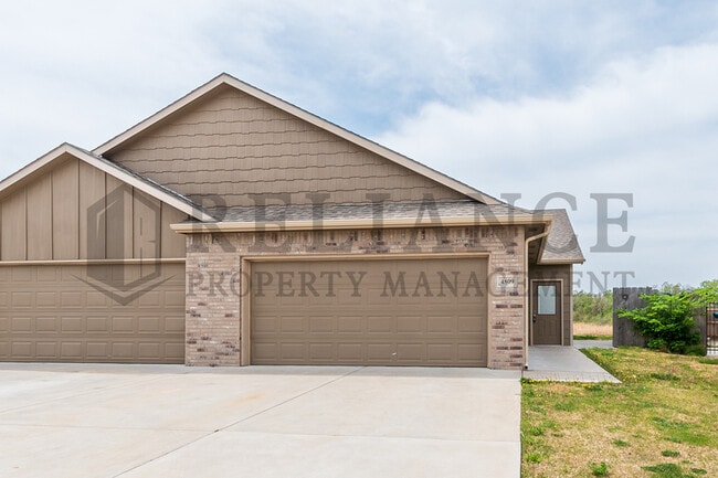 property at 4809 N Hillside Ct