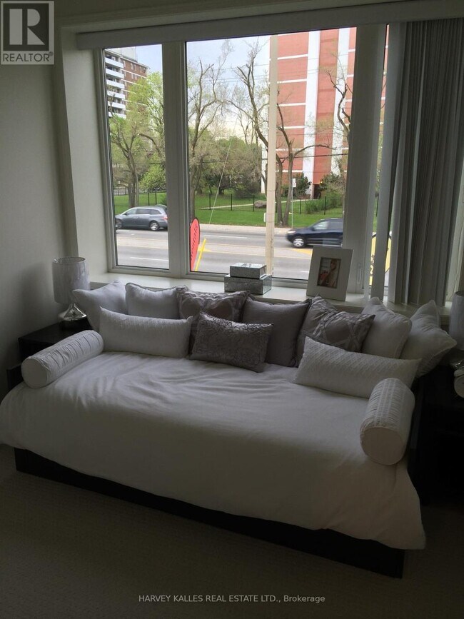 1961 Victoria Park Ave in Toronto, ON - Building Photo - Building Photo