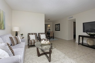 La Estancia Apartments in Oakland Park, FL - Building Photo - Interior Photo