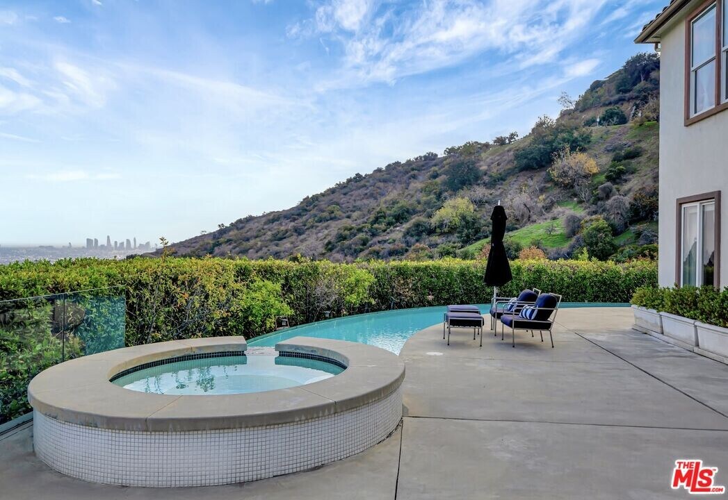 2752 N Stone View Ct in Los Angeles, CA - Building Photo