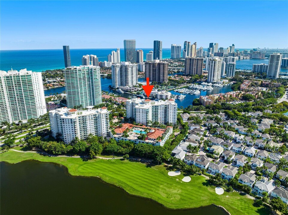 19900 E Country Club Dr, Unit 310 in Aventura, FL - Building Photo