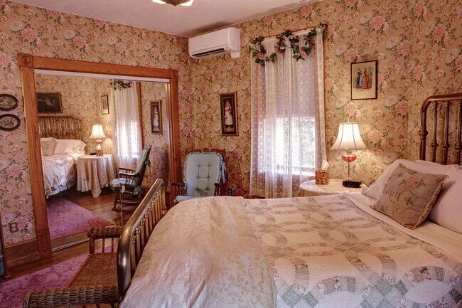 176 E Linn St, Unit The Maid's Quarters in Bellefonte, PA - Building Photo - Building Photo