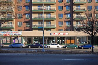 58-25 Queens Blvd in Woodside, NY - Foto de edificio - Building Photo