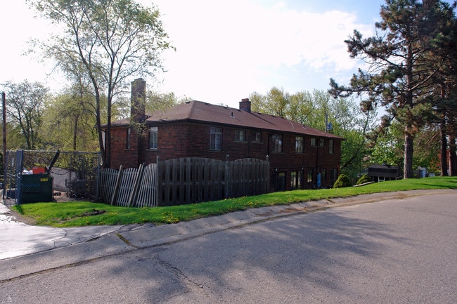 Cedar Crest Apartments in Waterford, MI - Building Photo - Building Photo