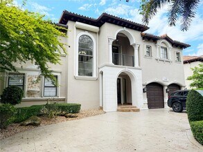 15900 NW 83rd Pl in Miami Lakes, FL - Building Photo - Building Photo
