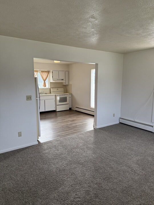 1369 Cayuga Ave, Unit Upper in Akron, OH - Foto de edificio