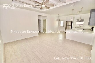 2200 S Sports Dr, Unit 2 in Pharr, TX - Foto de edificio - Building Photo