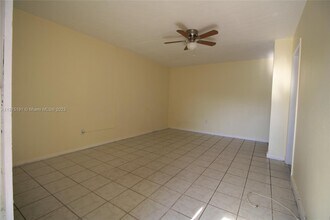 317 SE 2nd St-Unit -2 in Hallandale Beach, FL - Building Photo - Building Photo