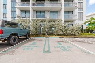 Legacy at 36th in Miami, FL - Foto de edificio - Building Photo