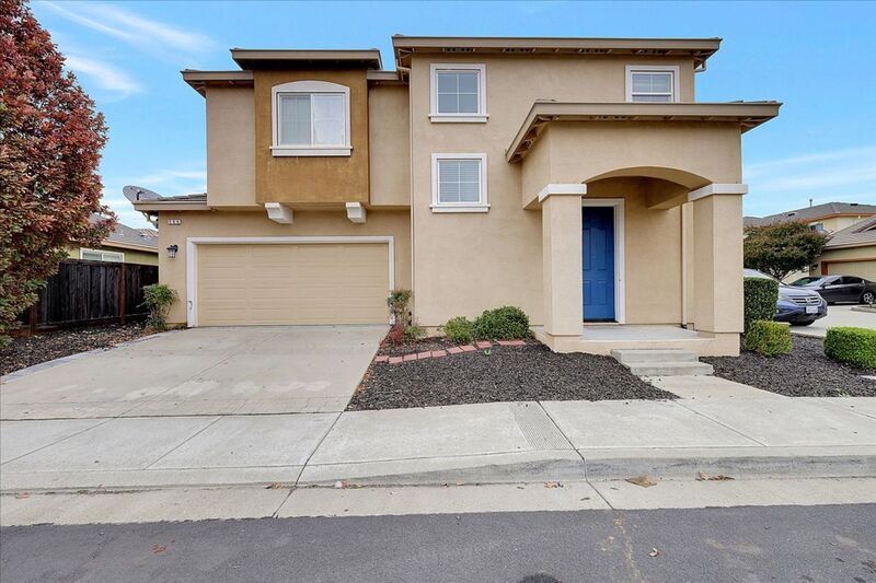 566 Del Mar Cir in Vacaville, CA - Building Photo