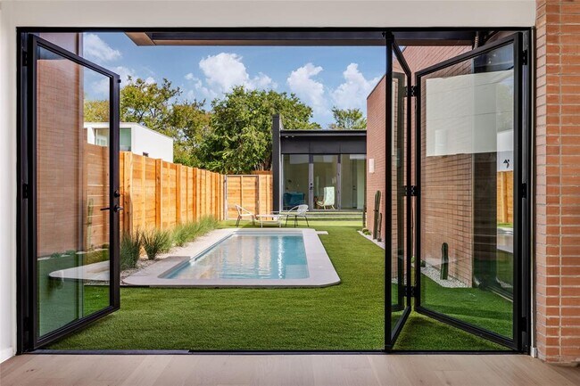 2112 Lawnmont Ave in Austin, TX - Building Photo - Building Photo