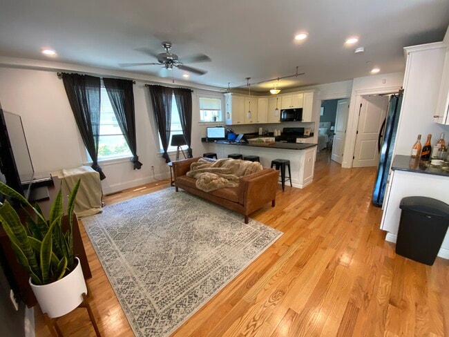 12 Fern St, Unit 1 in Boston, MA - Foto de edificio - Building Photo