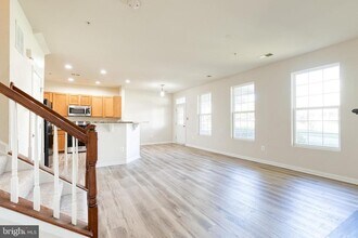 23216 Observation Dr in Clarksburg, MD - Foto de edificio - Building Photo