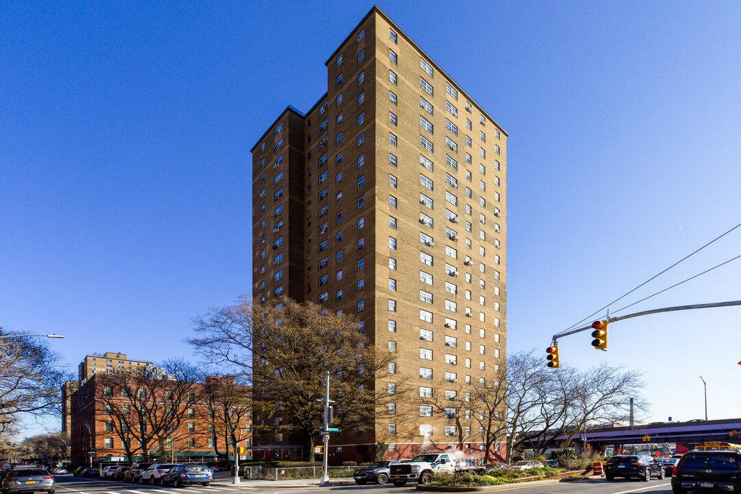 Gouverneur Gardens IV in New York, NY - Building Photo