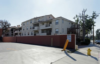 Portofino Village Apartments in Paramount, CA - Foto de edificio - Building Photo