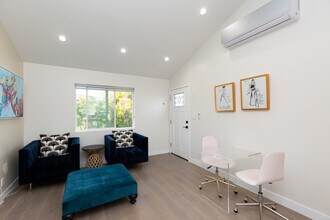 2730 S Barrington Ave, Unit 2730 in Los Angeles, CA - Building Photo - Building Photo