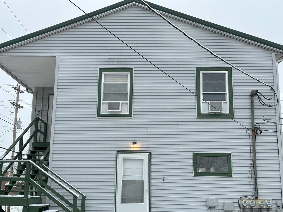 335 W State St in Athens, OH - Foto de edificio