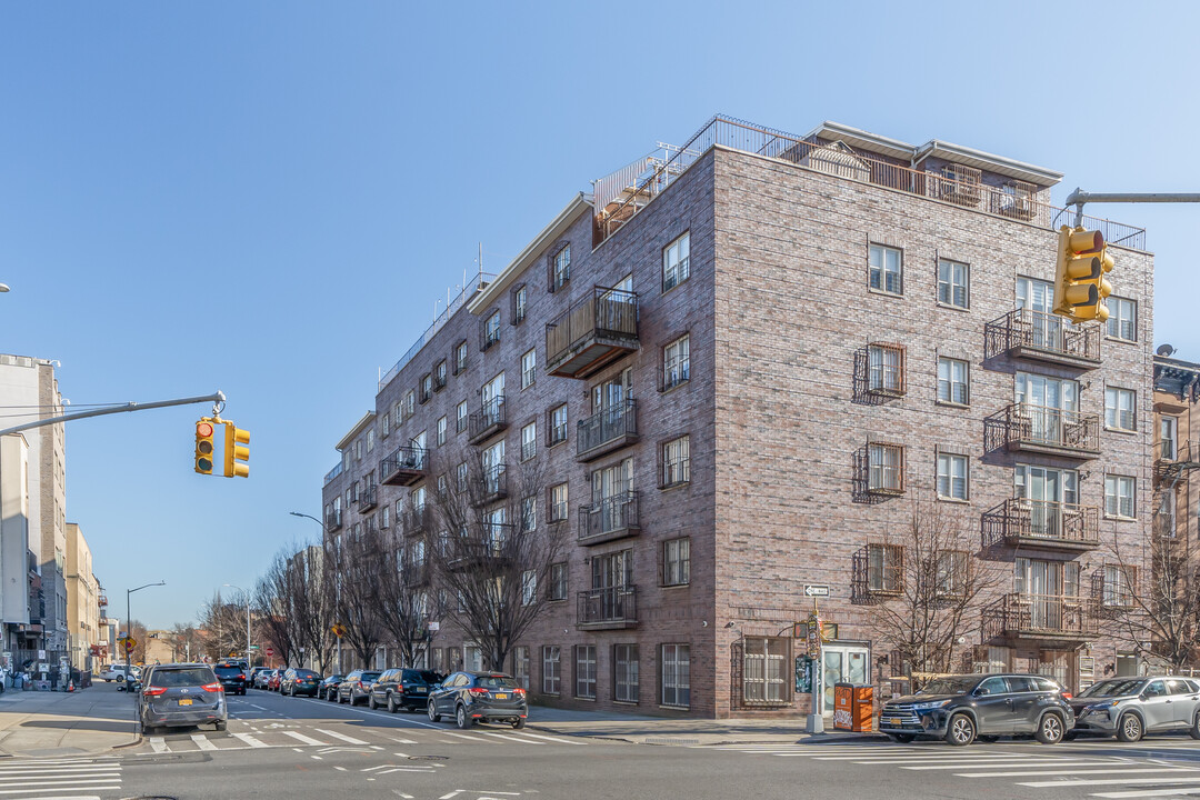 382 Willoughby Ave in Brooklyn, NY - Building Photo