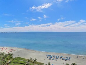 17555 Collins Ave, Unit 1107 in Sunny Isles Beach, FL - Foto de edificio - Building Photo