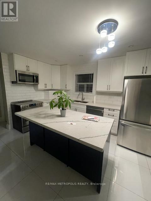 181 Flora Dr in Toronto, ON - Building Photo - Building Photo