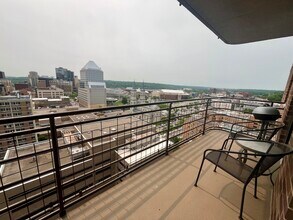 26 10th St W, Unit 1911 in St. Paul, MN - Foto de edificio - Building Photo