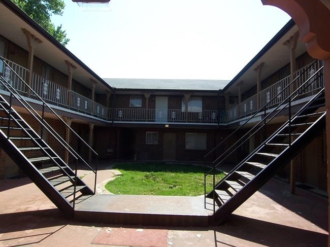 Alameda Apartments in Bartlesville, OK - Foto de edificio - Building Photo