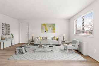 International Apartments in Herndon, VA - Foto de edificio - Building Photo