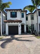 2037 Oysterwood Ln in Riviera Beach, FL - Building Photo