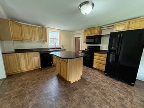 28 School St in Sunderland, MA - Building Photo - Building Photo