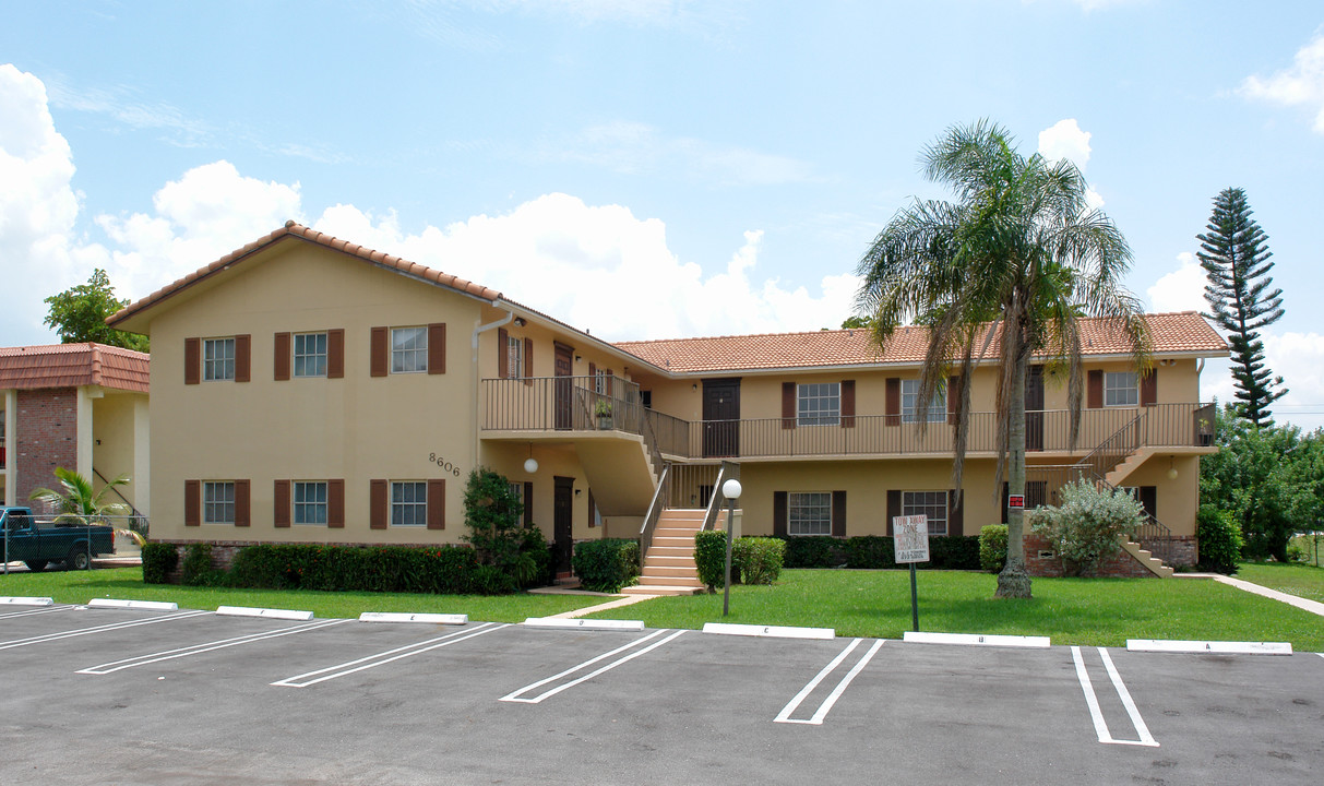 8606 NW 35th St in Coral Springs, FL - Foto de edificio