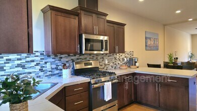 525 SW 197th Pl in Beaverton, OR - Foto de edificio - Building Photo