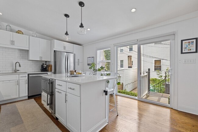 107 Putnam St in Boston, MA - Building Photo - Building Photo
