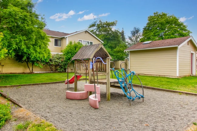 Fairway Lane Apartments in Bremerton, WA - Building Photo - Building Photo