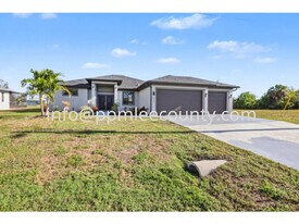 239 SE 11th Terrace in Cape Coral, FL - Building Photo