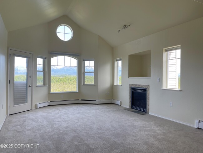 11351 Discovery View Dr in Anchorage, AK - Foto de edificio - Building Photo