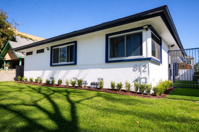 812 Larch St in Inglewood, CA - Building Photo - Building Photo