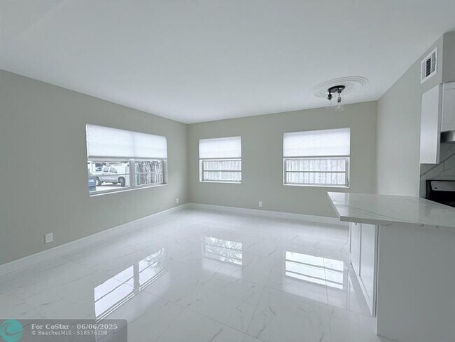 2725 Middle River Dr in Fort Lauderdale, FL - Building Photo - Building Photo