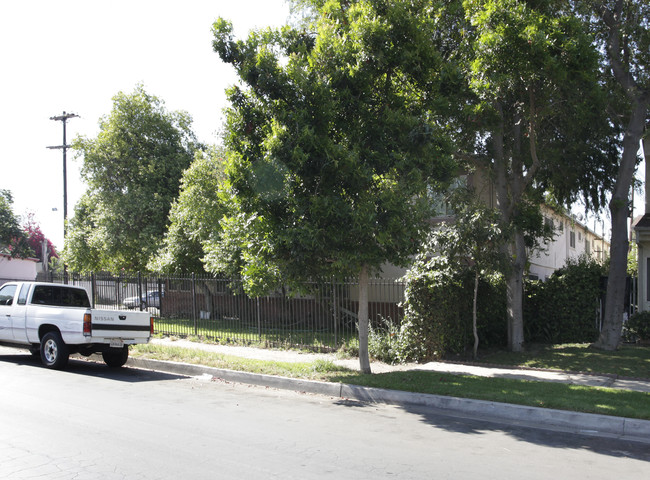 6951 Simpson Ave in North Hollywood, CA - Building Photo - Building Photo