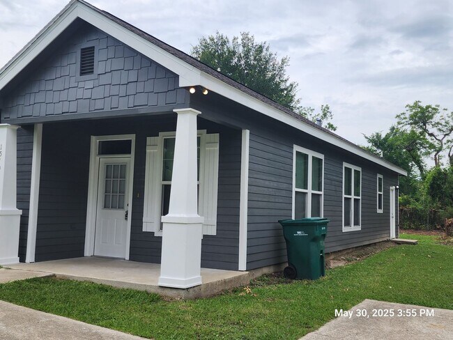 1510 W Curtis Ave in Orange, TX - Foto de edificio - Building Photo