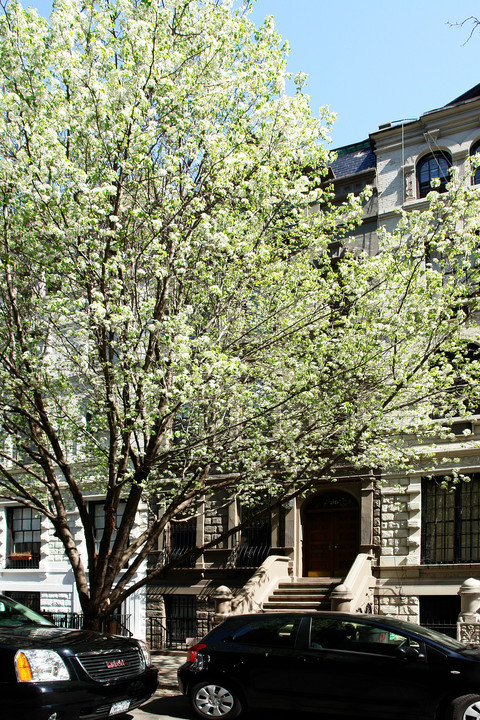 35 W 84th St in New York, NY - Building Photo