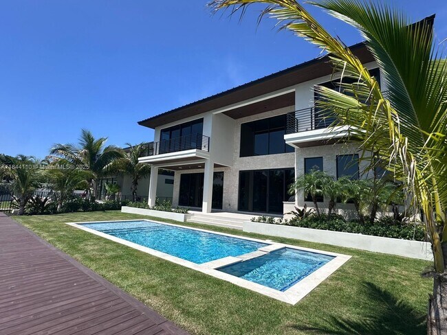 13085 Coronado Terrace in North Miami, FL - Building Photo - Building Photo