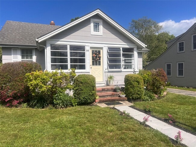 64 Point St in Riverhead, NY - Building Photo - Building Photo
