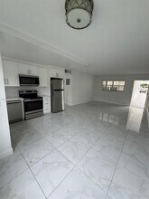 4933 Hollywood Blvd in Hollywood, FL - Building Photo - Building Photo