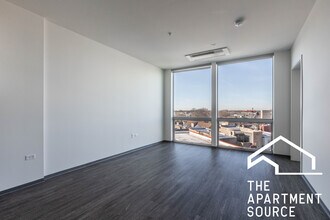 2340 N California Ave, Unit 220 in Chicago, IL - Building Photo - Building Photo