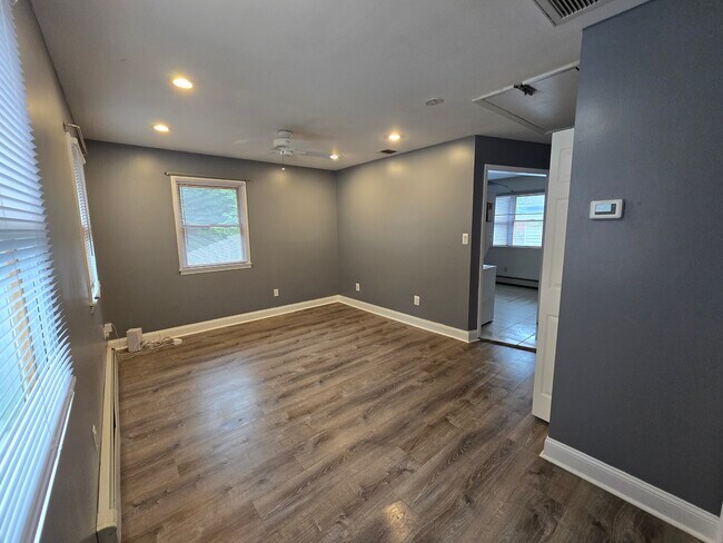 82 Elm Ave, Unit 2 in Glen Cove, NY - Building Photo - Building Photo