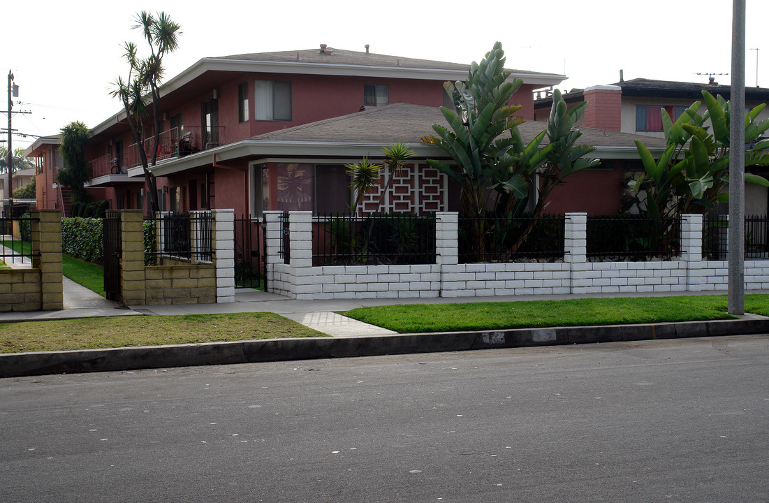 616 S Flower St in Inglewood, CA - Building Photo