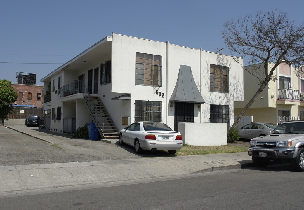 632 Manhattan Pl in Los Angeles, CA - Building Photo