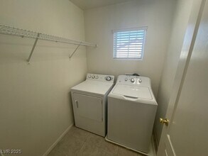 8354 W Sapphire St in Las Vegas, NV - Building Photo - Building Photo